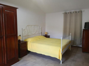 a 10 chilometri da Villasimius e 2 dalla spiaggia di Solanas, Villasimius